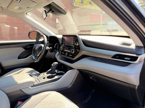 Used 2020 Toyota Highlander L FWD image 23