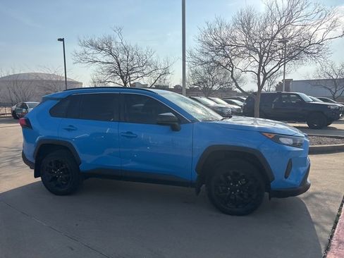 Used 2021 Toyota RAV4 LE image 4