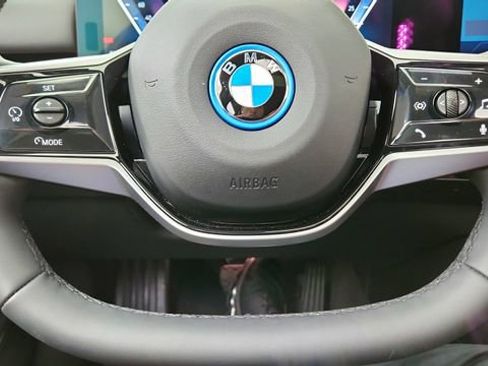 Used 2025 BMW i5 xDrive40 image 41