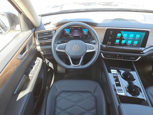 Used 2025 Volkswagen Atlas SE image 27