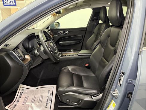 Used 2022 Volvo XC60 B5 Momentum image 12
