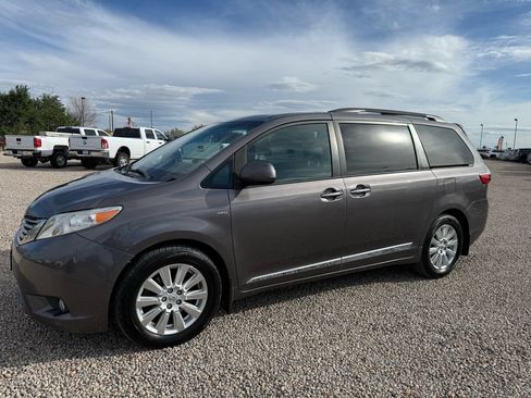 Used 2017 Toyota Sienna XLE w/ XLE Navigation Package AWD/4WD image 5