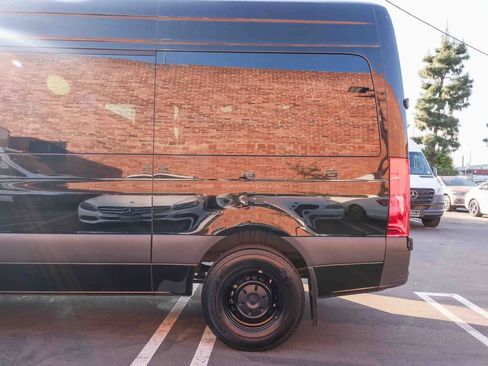 Used 2024 Mercedes-Benz Sprinter 2500 image 8
