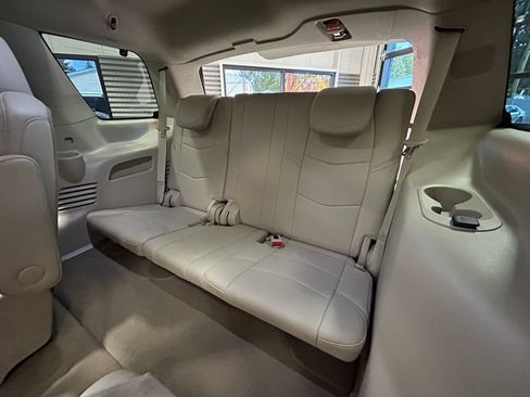 Used 2017 Cadillac Escalade Premium Luxury AWD/4WD image 7