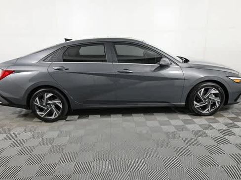 New 2025 Hyundai Elantra Limited image 25