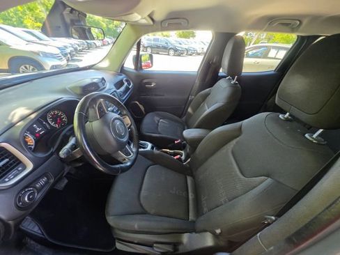 Used 2017 Jeep Renegade Latitude FWD image 12