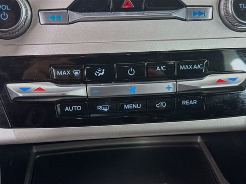 Used 2020 Ford Explorer XLT image 23