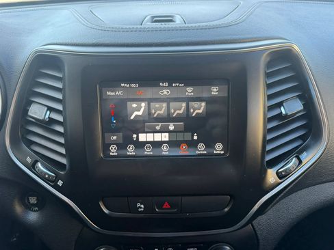 Used 2019 Jeep Cherokee Latitude Plus w/ Cold Weather Group AWD/4WD image 18