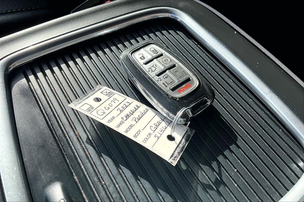 Used 2023 Chrysler Pacifica Touring-L FWD image 11
