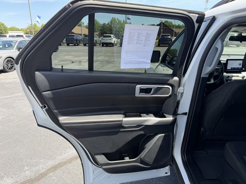 Used 2022 Ford Explorer XLT AWD/4WD image 12