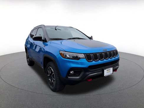 Used 2025 Jeep Compass Trailhawk AWD/4WD image 3