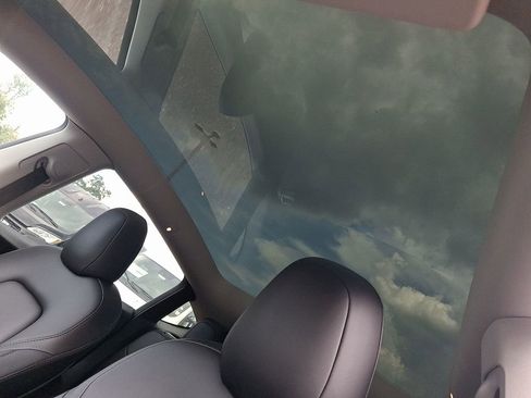 Used 2022 Tesla Model Y Long Range image 15