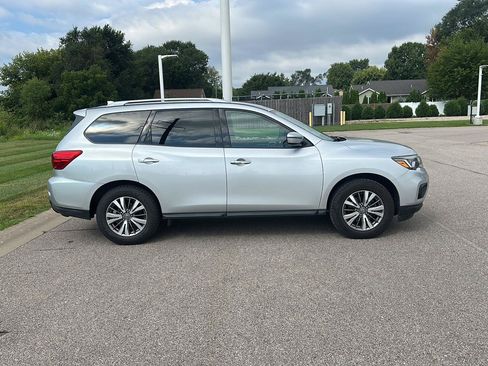Used 2020 Nissan Pathfinder SV AWD/4WD image 2