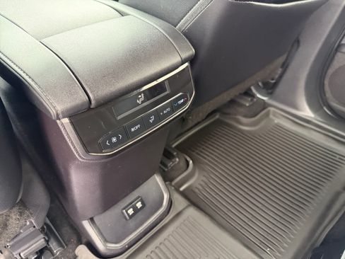 Used 2021 Toyota Highlander XLE AWD/4WD image 13