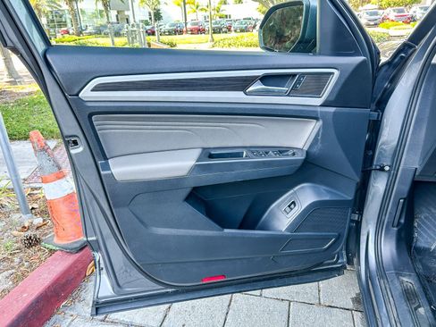 Used 2022 Volkswagen Atlas SE w/ Panoramic Sunroof Package FWD image 22