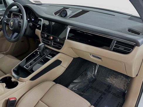 Used 2025 Porsche Macan image 30