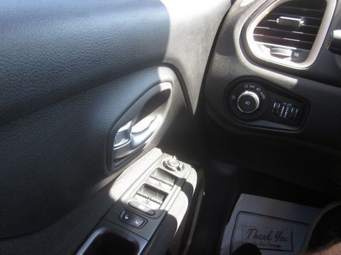 Used 2016 Jeep Renegade Latitude FWD image 16
