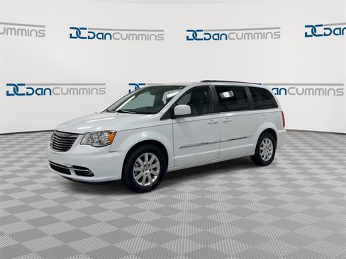Used 2016 Chrysler Town & Country Touring image 4