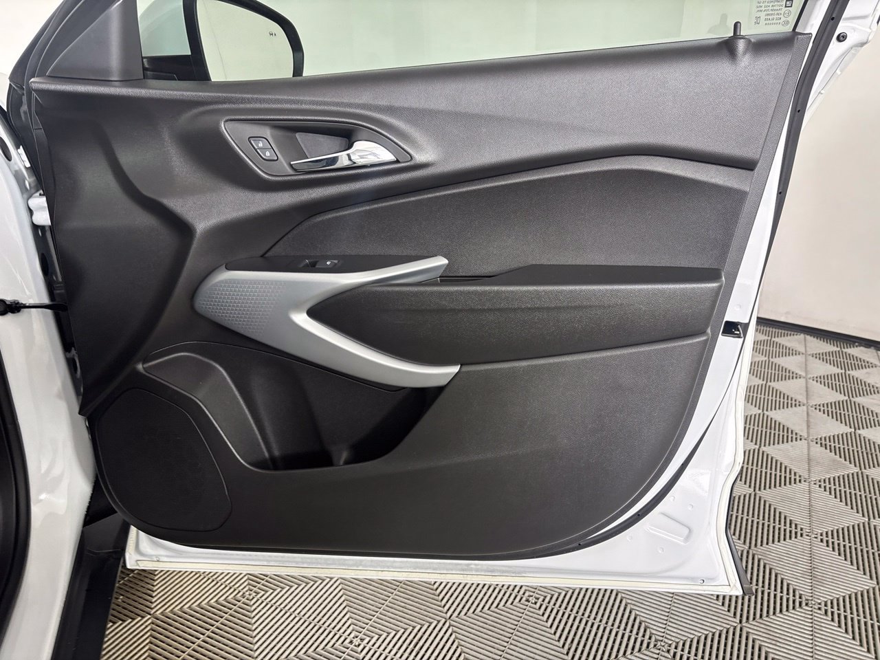 Used 2025 Chevrolet Trax LS w/ LS Convenience Package FWD image 28