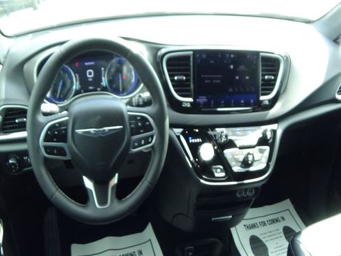 Certified 2025 Chrysler Pacifica Select FWD image 14