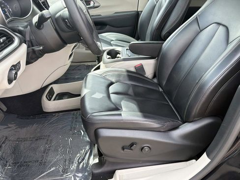 Used 2023 Chrysler Pacifica Touring-L image 18