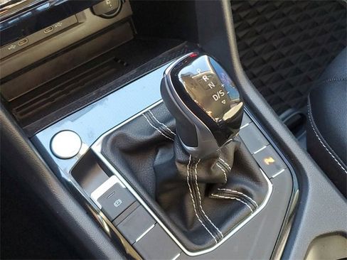 Certified 2025 Volkswagen Taos SE image 30