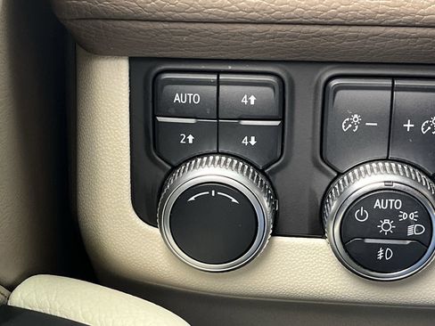 Used 2021 GMC Yukon XL Denali w/ Denali Premium Package image 19