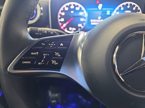 Used 2025 Mercedes-Benz GLC 300 4MATIC image 17