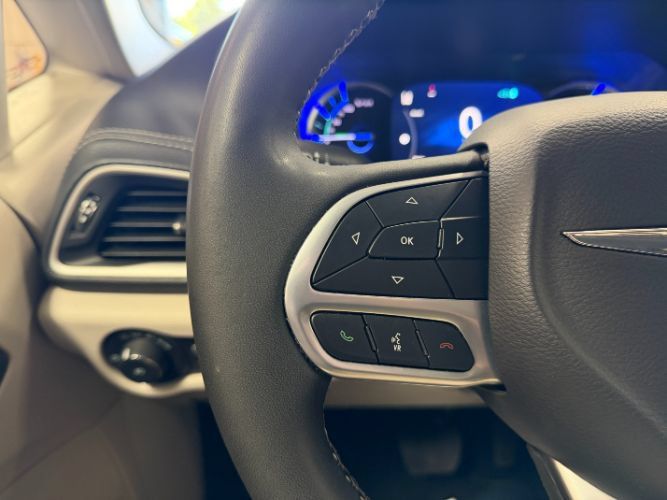 Used 2024 Chrysler Pacifica Limited FWD image 24