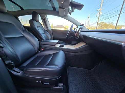 Used 2021 Tesla Model Y Long Range image 12