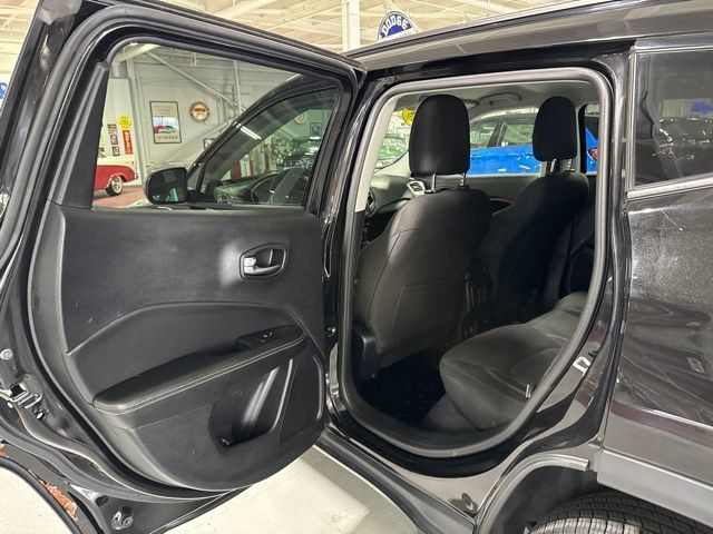Used 2018 Jeep Compass Sport w/ Tech Group AWD/4WD image 30
