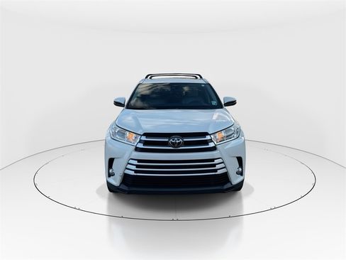 Used 2017 Toyota Highlander XLE image 3