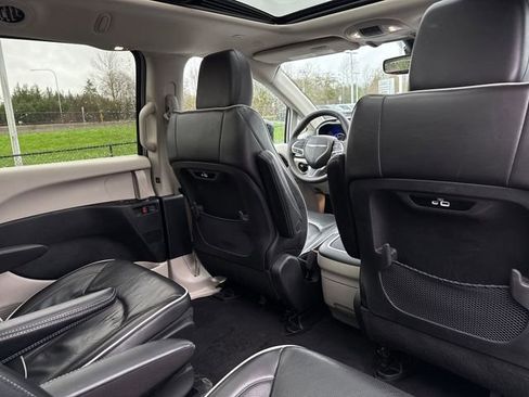 Used 2023 Chrysler Pacifica Limited image 26