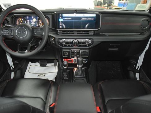 Used 2024 Jeep Wrangler Unlimited Rubicon w/ Capability Package image 30