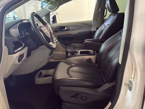 Used 2023 Chrysler Pacifica Touring-L FWD image 5