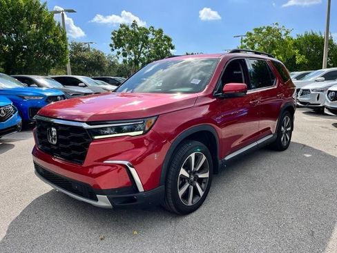 Used 2025 Honda Pilot Touring image 3