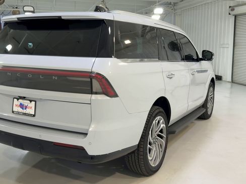 New 2026 Lincoln Navigator Premiere AWD/4WD image 9