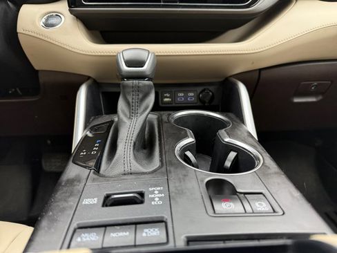 Used 2022 Toyota Highlander XLE image 32