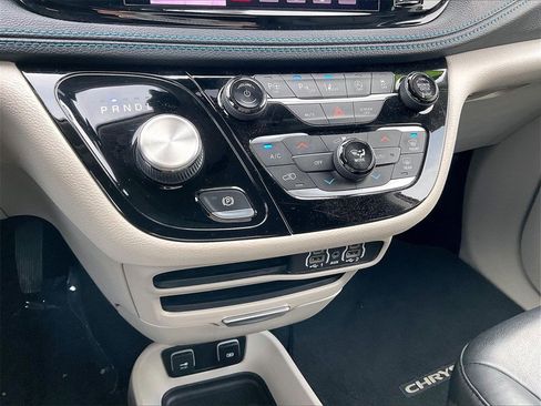 Used 2021 Chrysler Pacifica Touring-L w/ Premium & Safety Sphere Group image 25