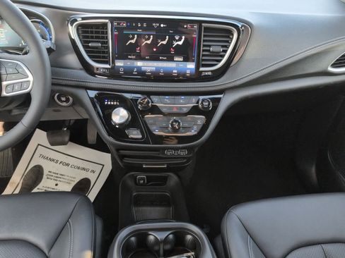 Used 2025 Chrysler Pacifica Select image 16