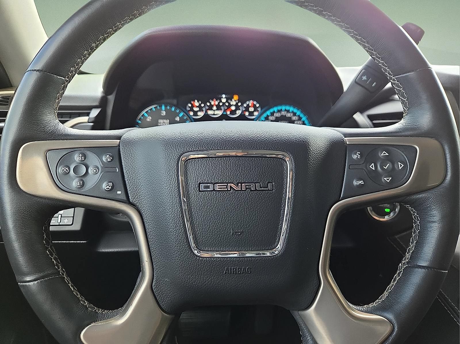 Used 2017 GMC Yukon Denali w/ Open Road Package AWD/4WD image 24