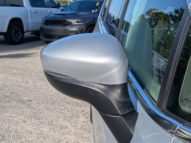 Used 2023 Chrysler Pacifica Touring-L FWD image 11