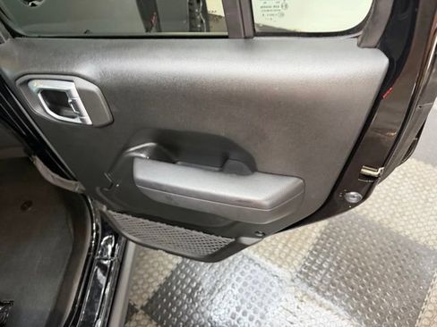 Used 2023 Jeep Wrangler Unlimited Rubicon w/ Cold Weather Group AWD/4WD image 39