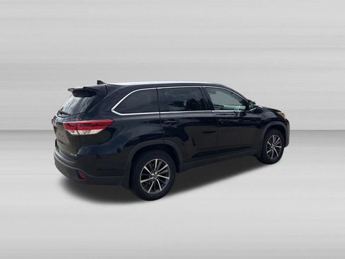 Used 2019 Toyota Highlander XLE AWD/4WD image 4