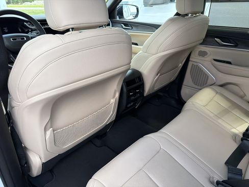 Used 2023 Jeep Grand Cherokee Limited w/ Luxury Tech Group II AWD/4WD image 19