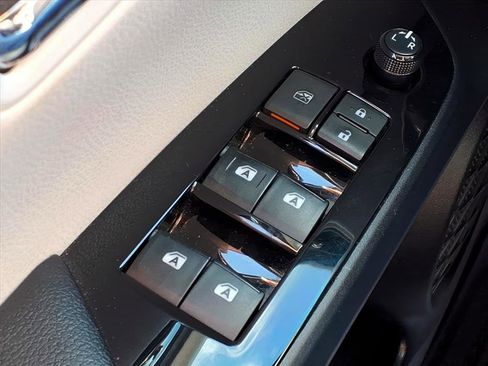 Used 2018 Toyota Prius Four image 16