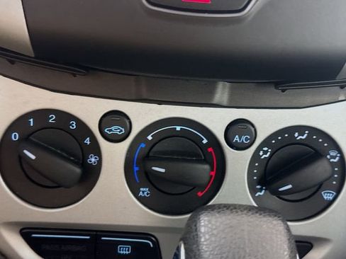Used 2013 Ford Focus SE w/ SE Winter Pkg FWD image 16