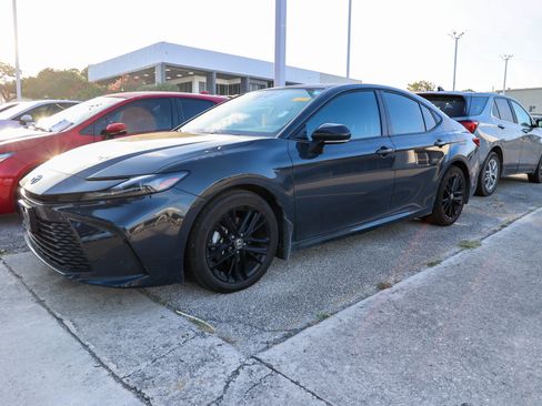 Used 2025 Toyota Camry LE FWD image 3