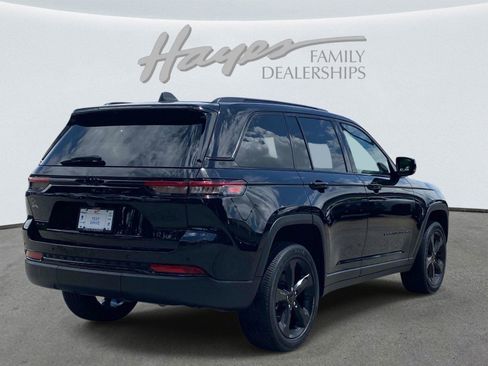 Used 2024 Jeep Grand Cherokee Altitude AWD/4WD image 3