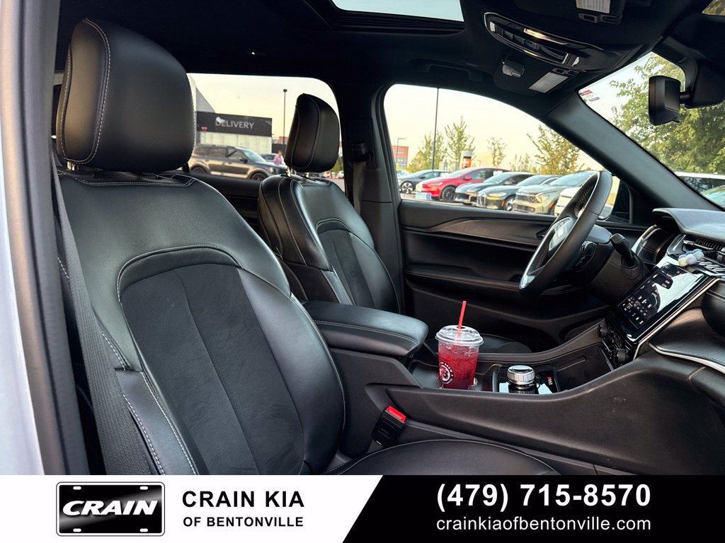 Used 2024 Jeep Grand Cherokee L Altitude AWD/4WD image 12